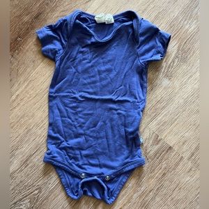 kyte baby short sleeve bodysuit in amethyst, 0-3 months